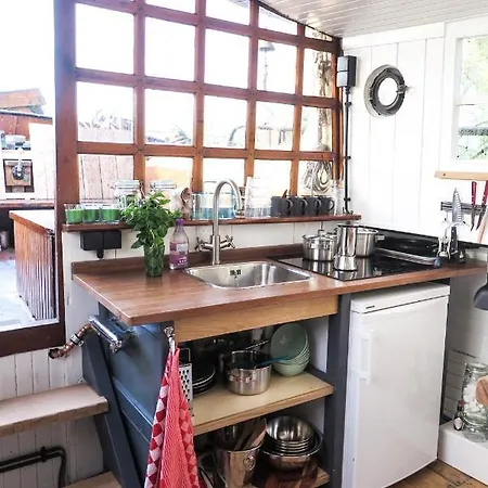 Houseboat De Dankbaarheid ספינת מלון De Woude