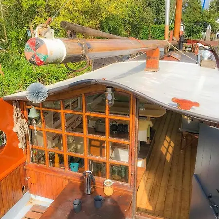 Houseboat De Dankbaarheid ספינת מלון De Woude